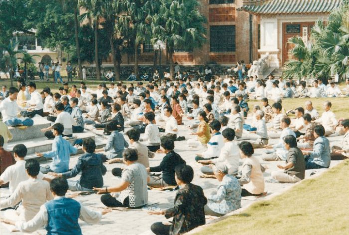 Falun Gong practitioners meditating in public in Guangzhou in 1998 before the Communist Party banned the spiritual group in 1999. Such exercise sessions remain forbidden in China. (Image: Minghui.org)