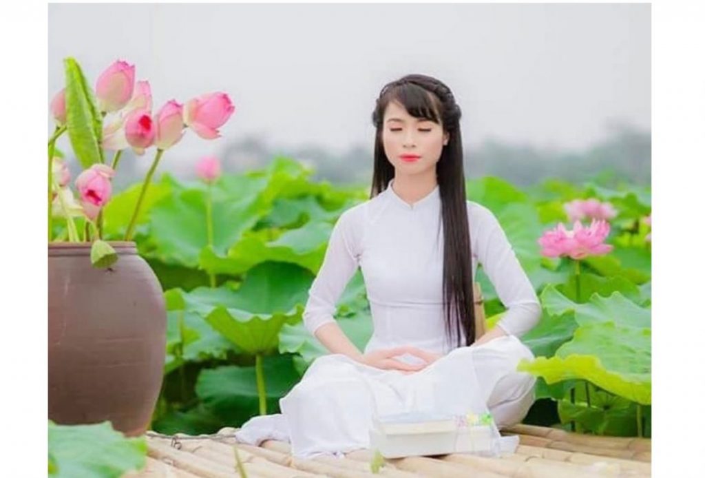 The full lotus position is a good for achieving trance in meditation, and according to traditional Chinese medicine, helps revitalize the body. Here, a woman demonstrates the sitting meditation in the spiritual practice of Falun Dafa. (Image: Faluninfo.net vis Pinterest)