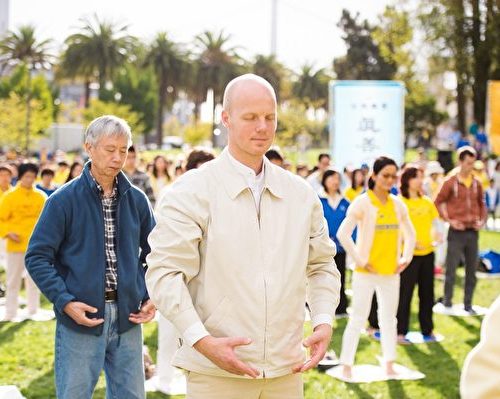 In October, Olympic bronze medalist Martins Rubenis attended the collective morning exercise practice in San Francisco. (Image: Epoch Times)