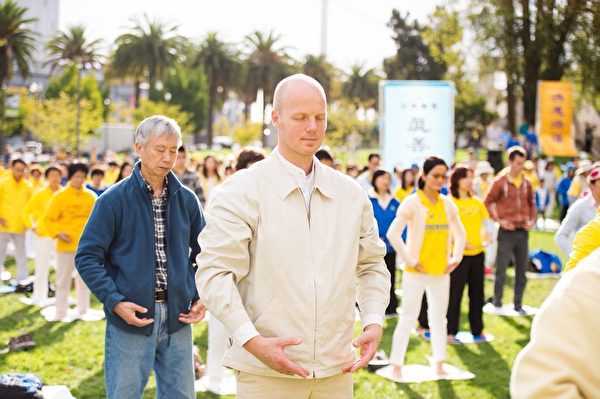 In October, Olympic bronze medalist Martins Rubenis attended the collective morning exercise practice in San Francisco. (Image: Epoch Times)