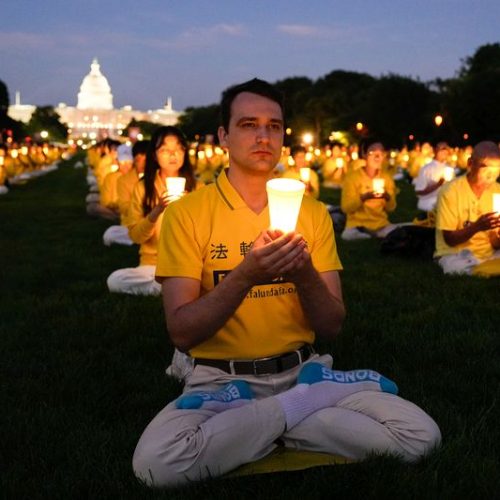 Falun Gong practitioners holding a candlelight vigil in Washington, D.C. (courtesy Minghui.org).