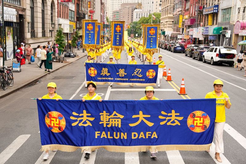 Falun Gong practitioners hold a parade in New York City (courtesy Minghui.org).