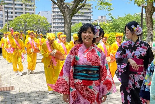 Ms. Hirai (middle, wearing a red kimono) participating in a Falun Gong activity.